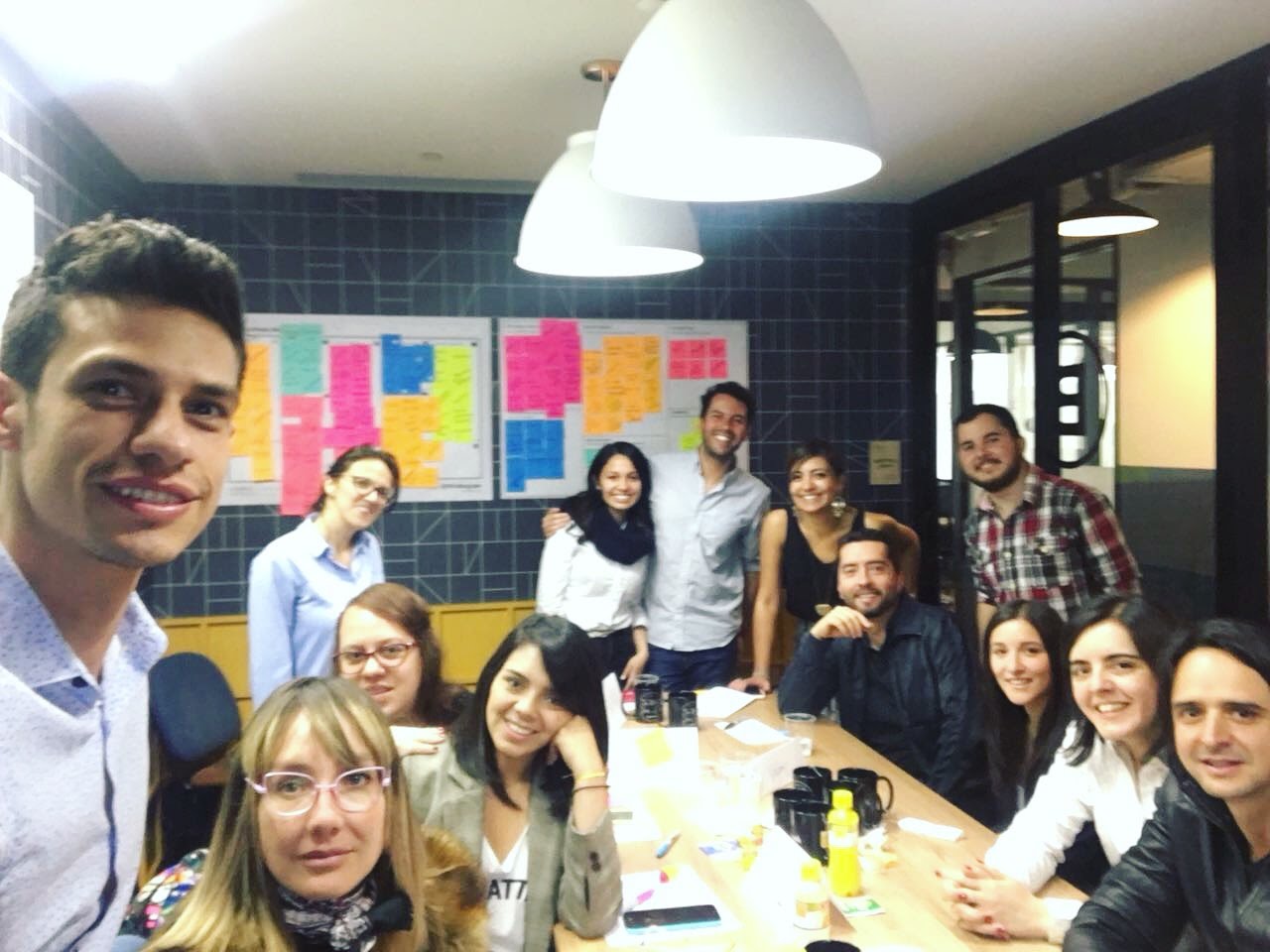 Líder seguro acompañado de su equipo en la oficina