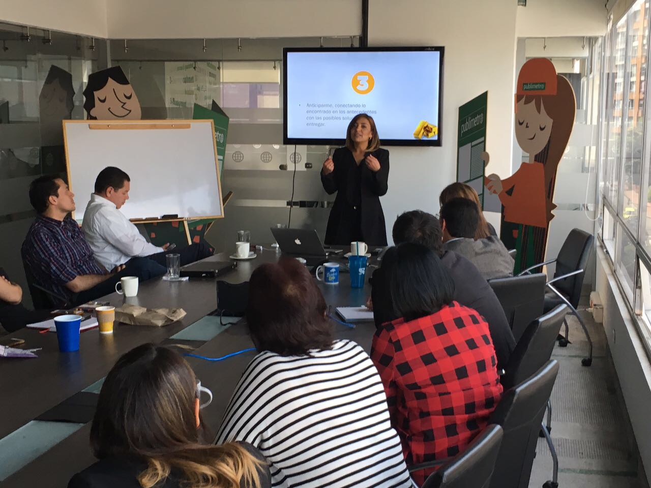 Tata Orozco liderando un workshop